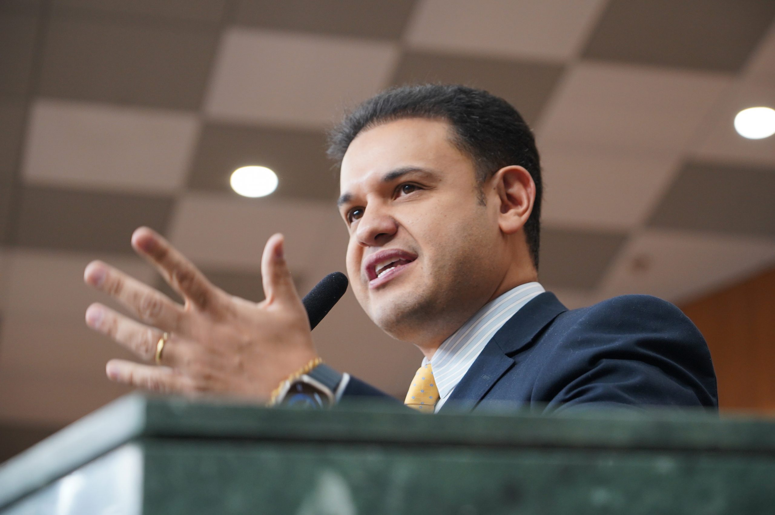 Deputado quer proibir menores de 18 anos nas paradas do Orgulho LGBTQIAPN+ em Goiás; multa prevista para quem descumprir é de R$ 105 mil