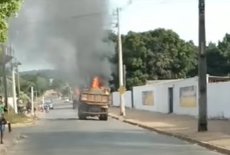 Caminhão pega fogo em frente a escola no Jardim Riviera