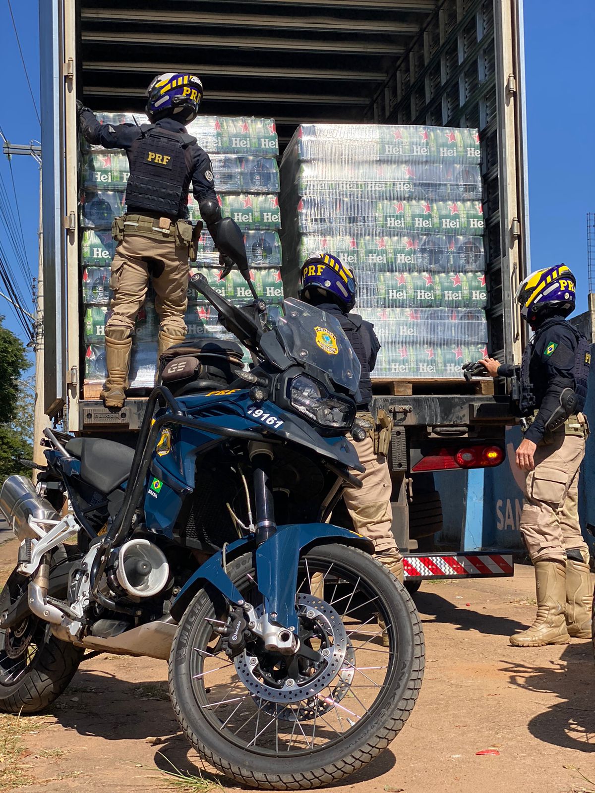 Carreta com R$ 500 mil em cerveja irregular é apreendida