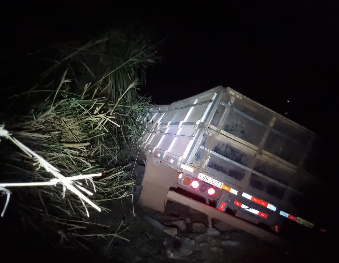 Motorista é atropelado pelo próprio caminhão e tem as pernas esmagadas na BR-153, em Goiás