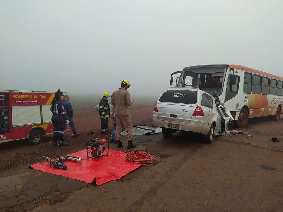 4 passageiros no ônibus ficaram feridos | Foto: PM