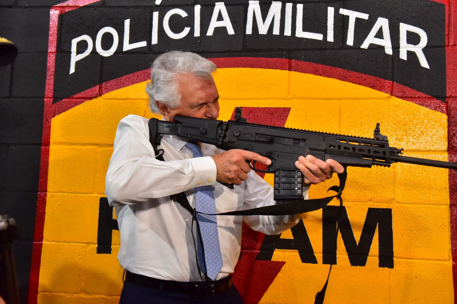 Caiado posa com fuzil em inauguração de novo espaço de tiro da Rotam