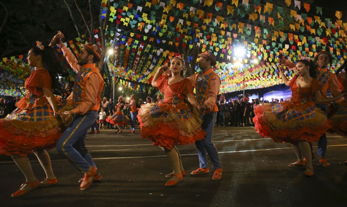 Arraiá Pé de Serra: Festa Julina terá show com Nayara Lopes, DJs convidados e queimas de fogos
