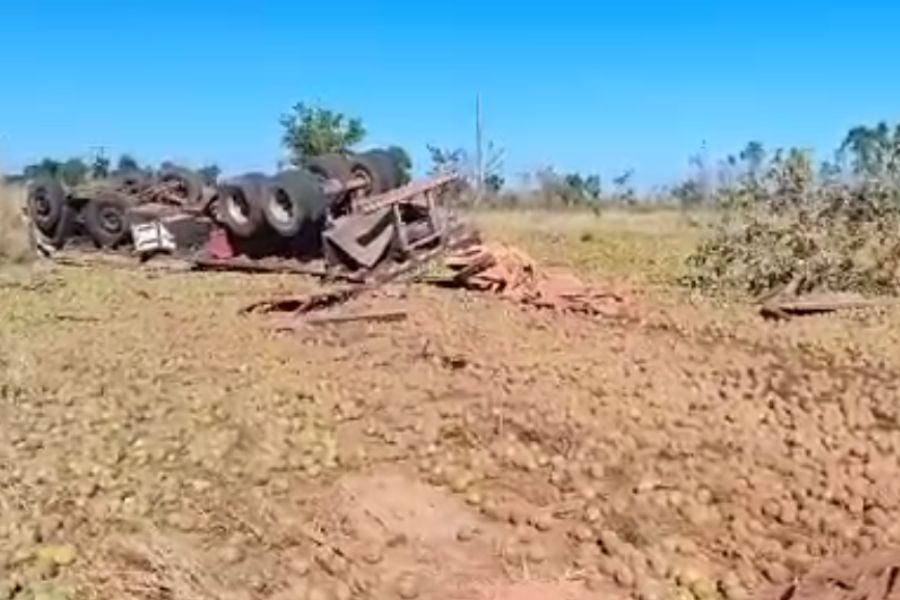 Final de semana violento nas rodovias goianas: duas pessoas morreram após carreta carregada com laranjas capotar
