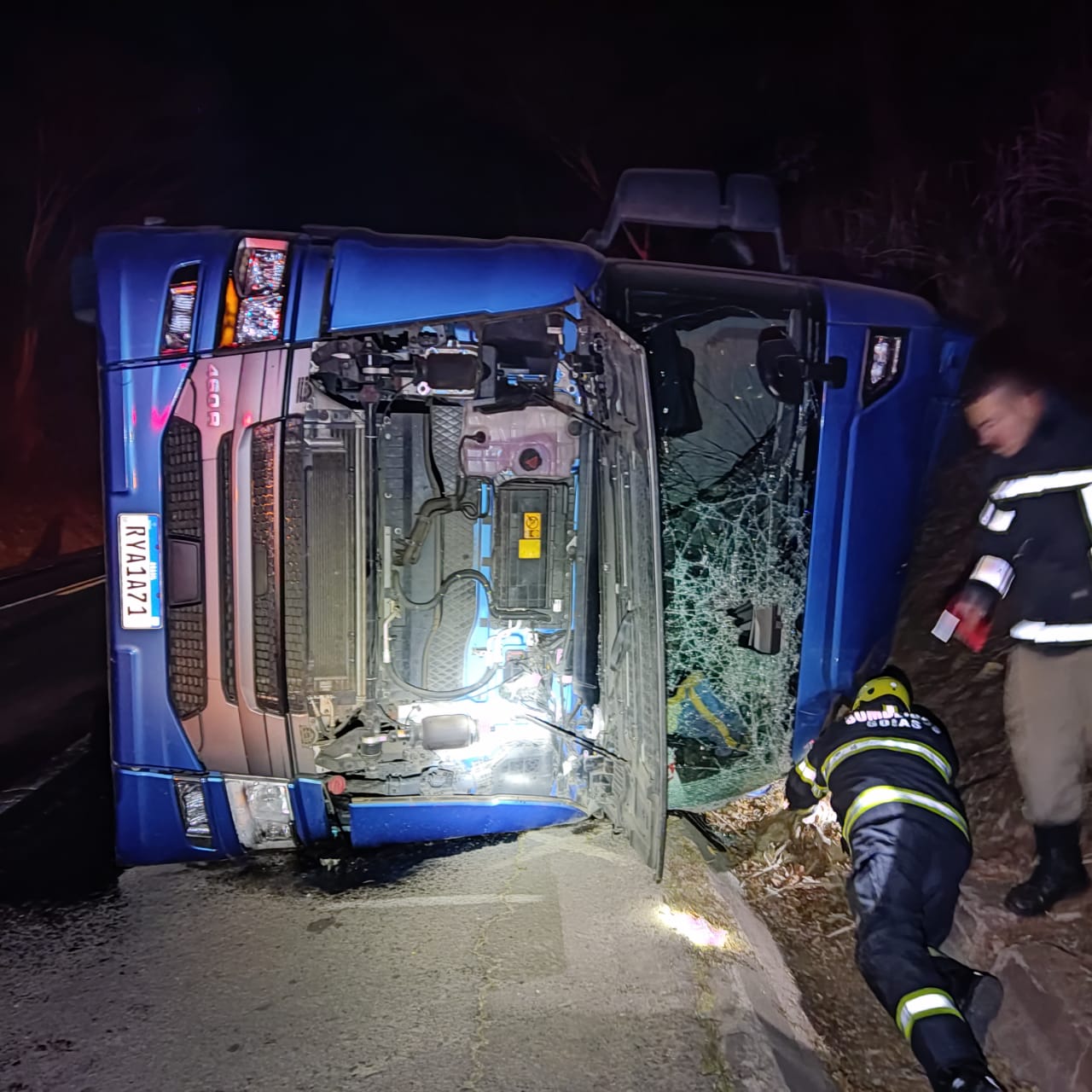 Caminhão carregado de maçãs tomba e motorista morre
