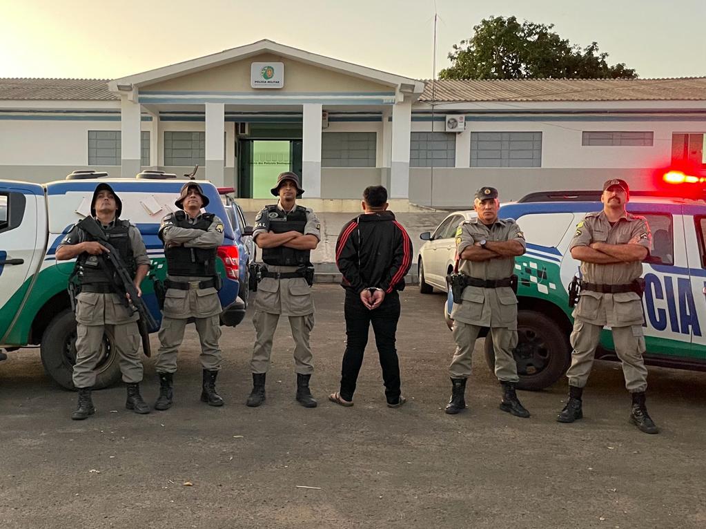 Suspeito foi preso e teve arma utilizada no crime apreendida | Foto: PM