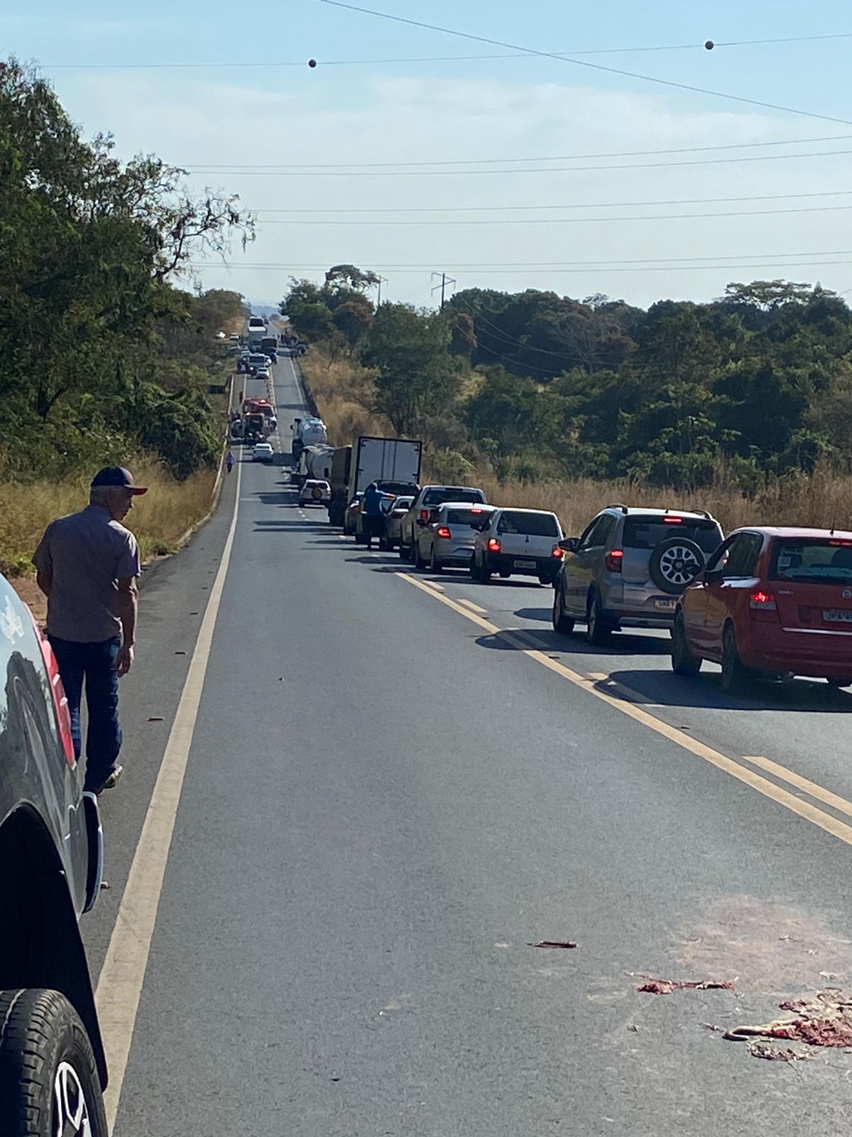 Pista ficou engarrafada enquanto vítimas eram socorridas | Foto: Corpo de Bombeiros