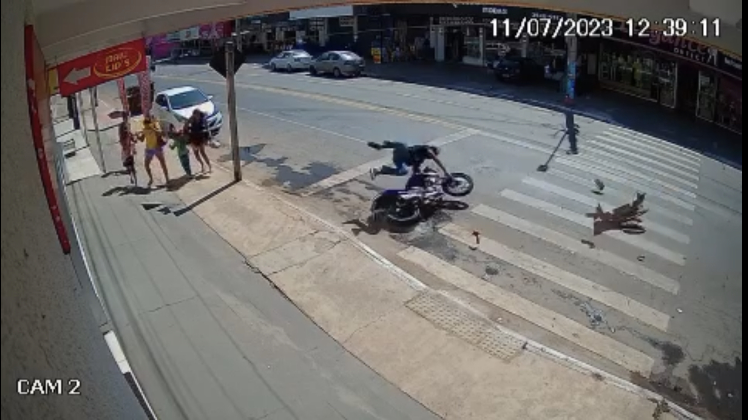 Motociclista é arremessado após ser atingido por carro no Cidade Livre [VÍDEO]