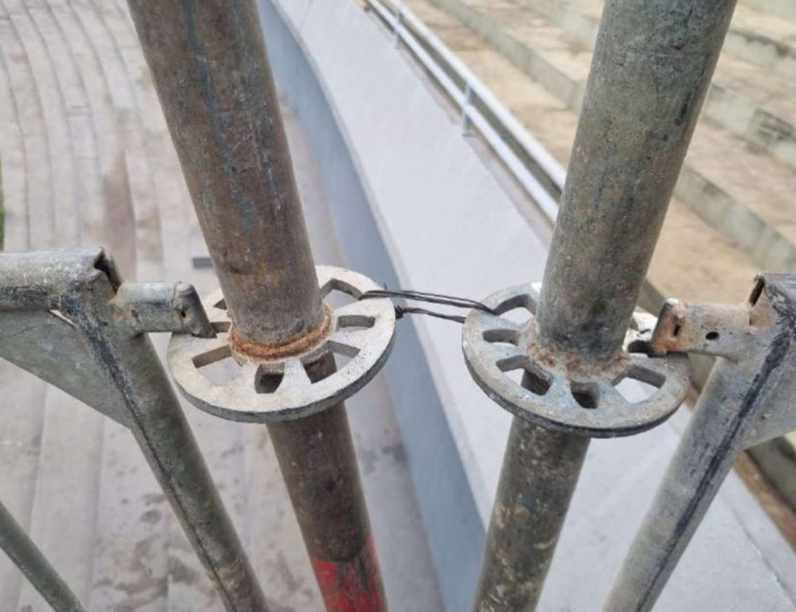 Arame utilizado na estrutura da organização | Foto: PCGO