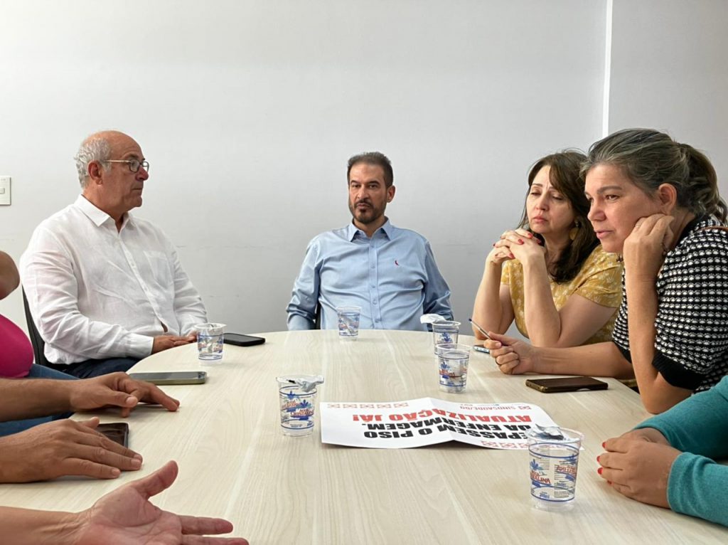 Servidores de saúde de Aparecida de Goiânia realizaram manifestação em frente à Prefeitura, na manhã desta 3ª feira (22).
