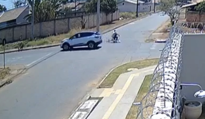[VÍDEO] Motorista atropela jovens e faz Pix para dono de bicicleta no Independência