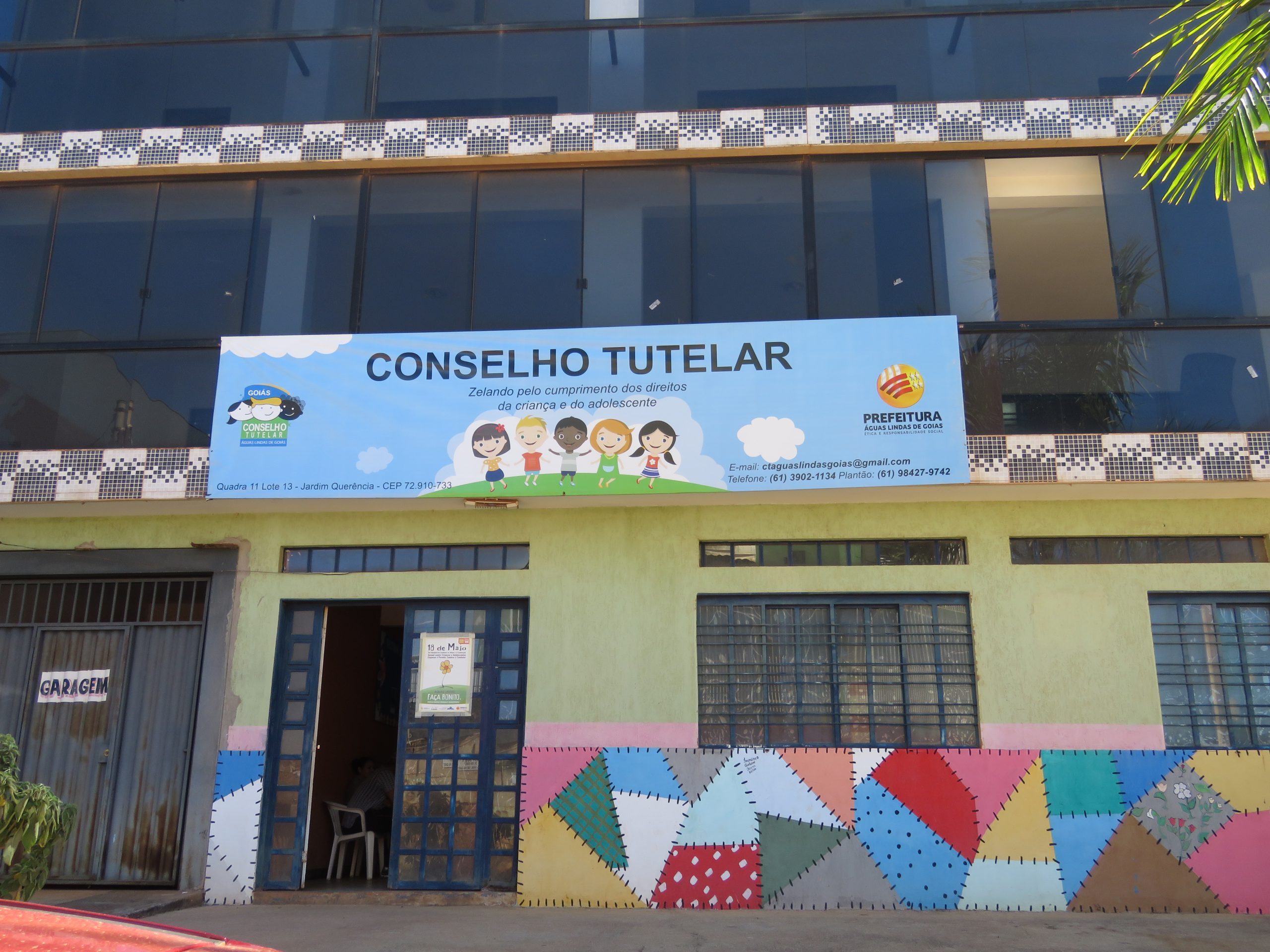 Mãe presa após vender fotos íntimas de filha de 8 anos, em Águas Lindas de Goiás