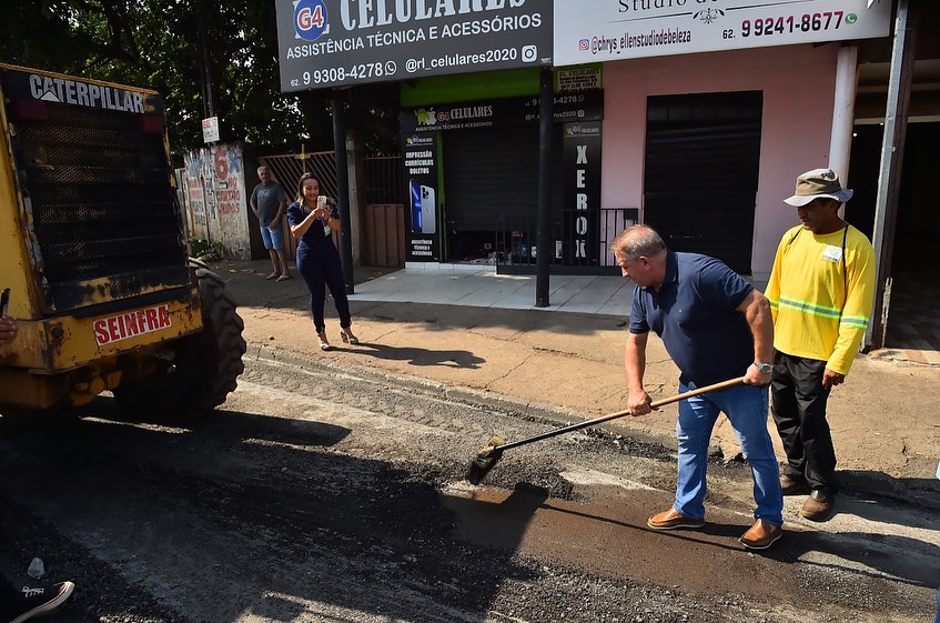 Prefeito participou de trabalhos durante mutirão, mas não evitou protestos de moradores | Foto: Divulgação