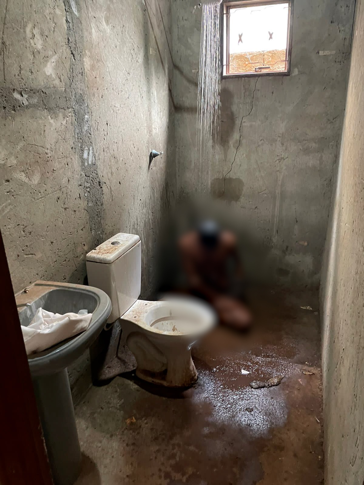 Autista é resgatado de cativeiro onde comeu fezes e dormiu com cadáver da mãe