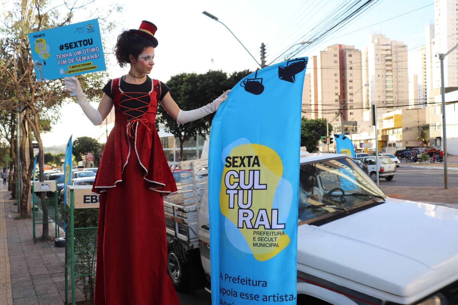 Goiânia promove apresentações artísticas nos sinaleiros da Praça Tamandaré