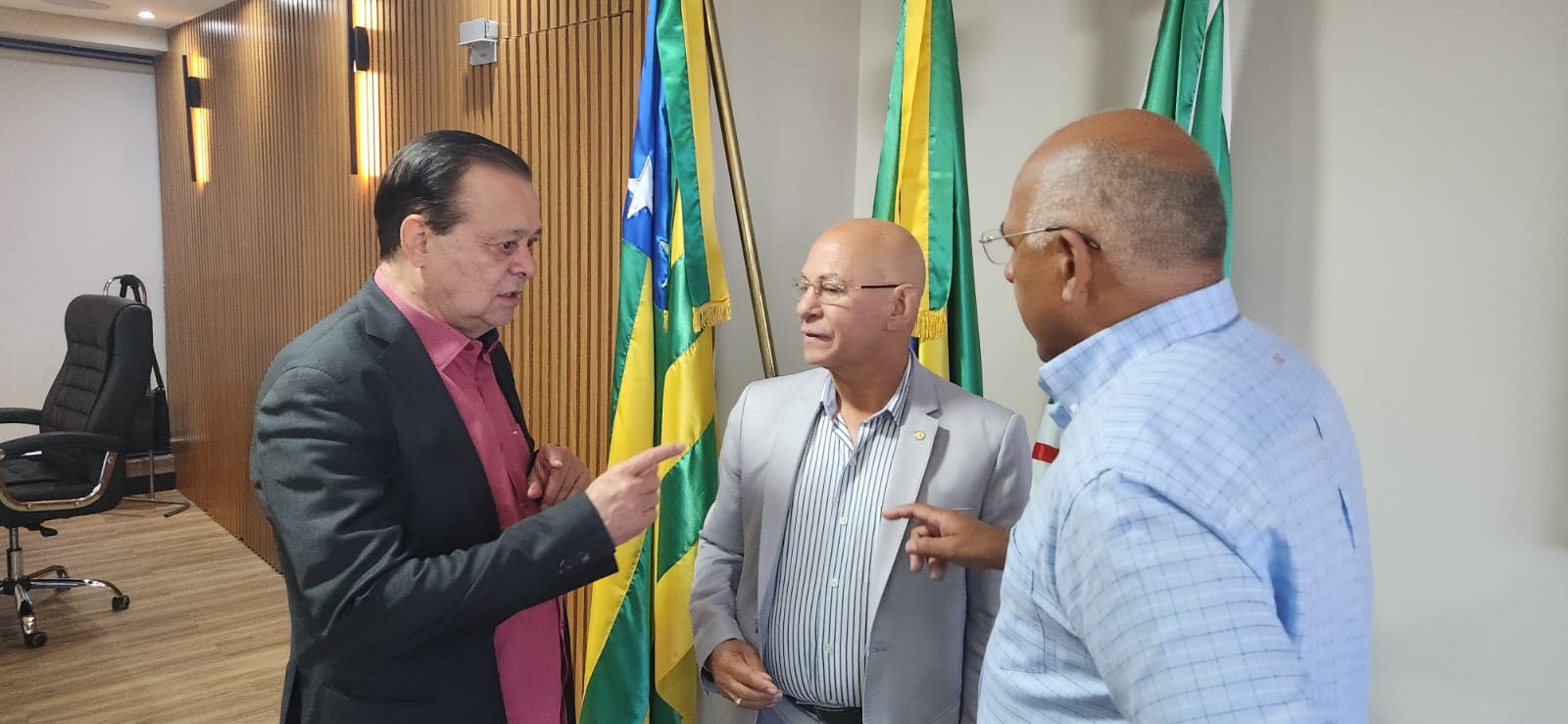Professor Alcides dá sinais de aproximação com Republicanos de Jovair e Rogério Cruz