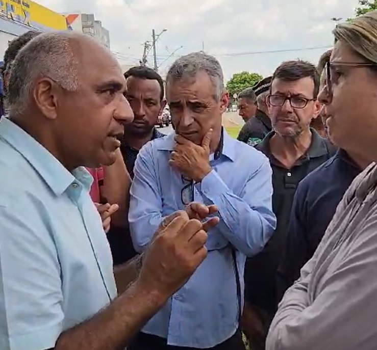 Rogério Cruz dialogou com servidora durante lançamento de obras na avenida T-9 | Foto: Folha Z
