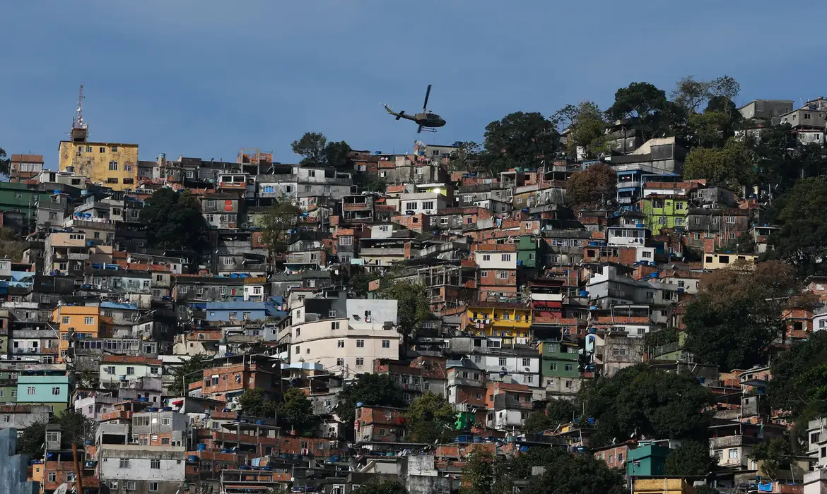 Caiado diz que se governasse RJ, levaria sede do governo para Rocinha