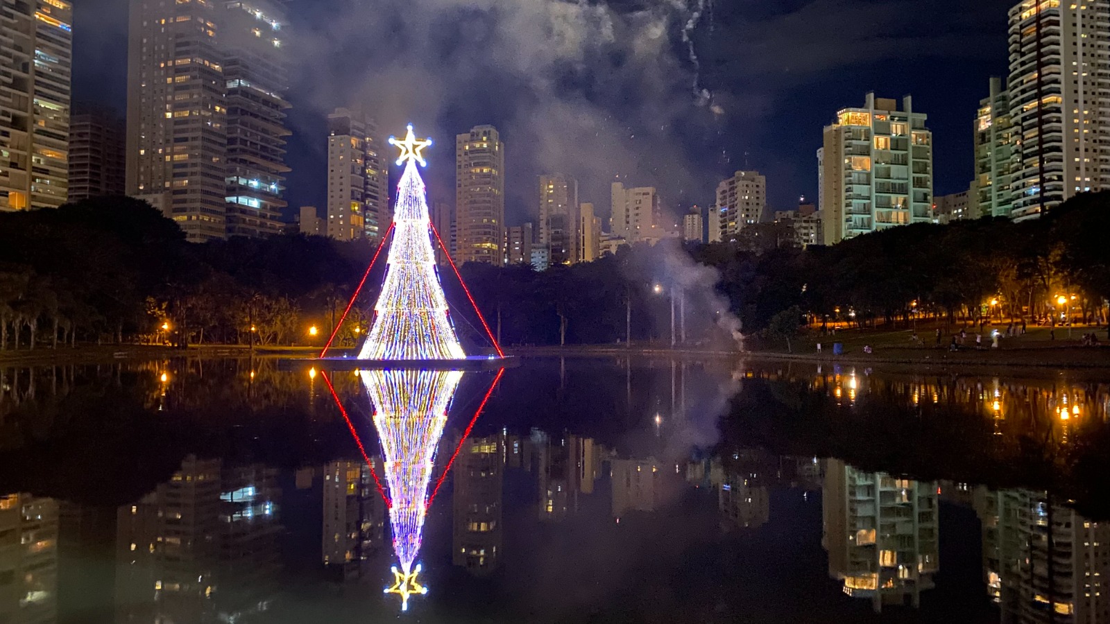 Conheça a 3º maior árvore de Natal flutuante do Brasil, instalada em Goiânia