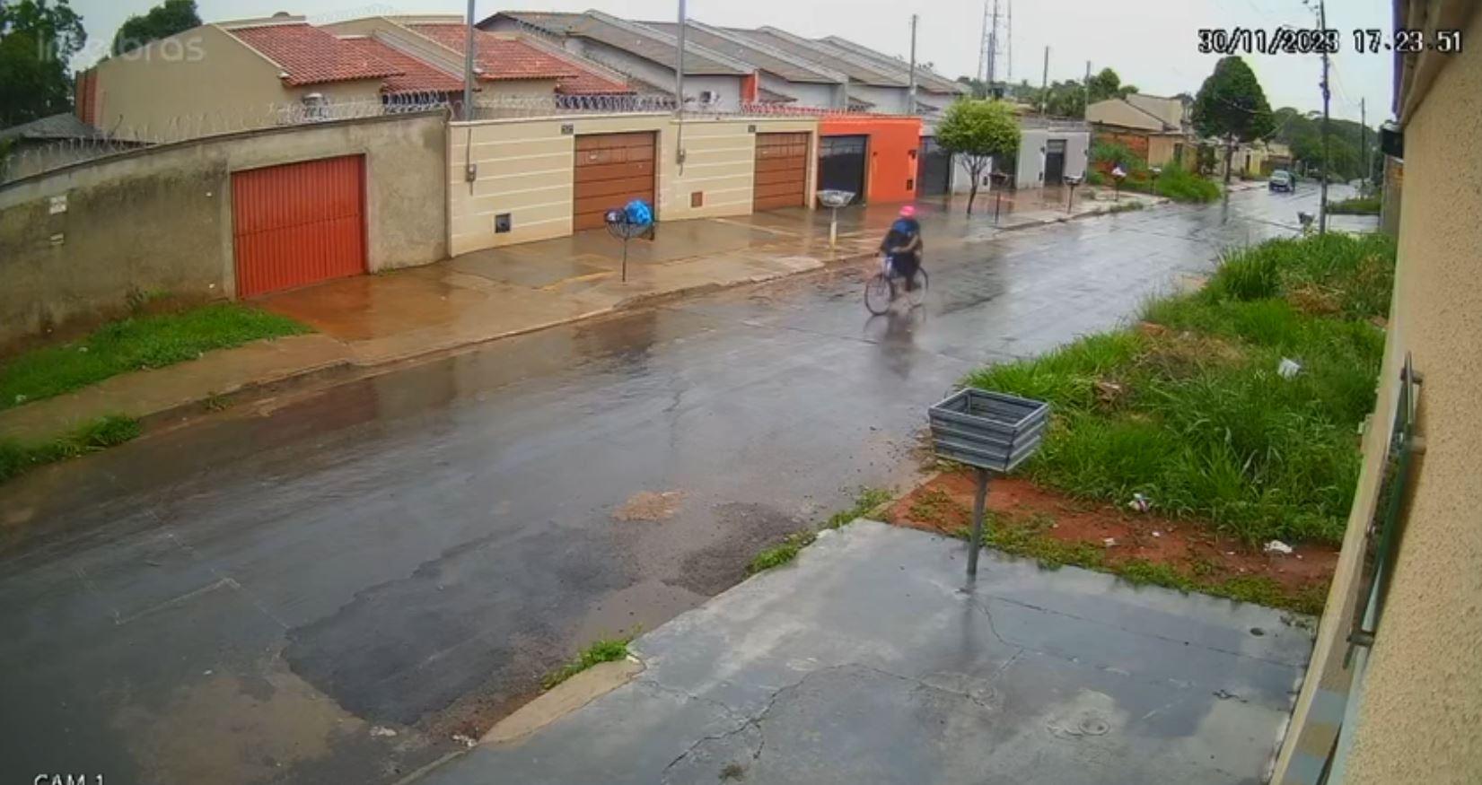Suspeito levando Amélia para o matagal | Foto: Reprodução/Polícia Civil