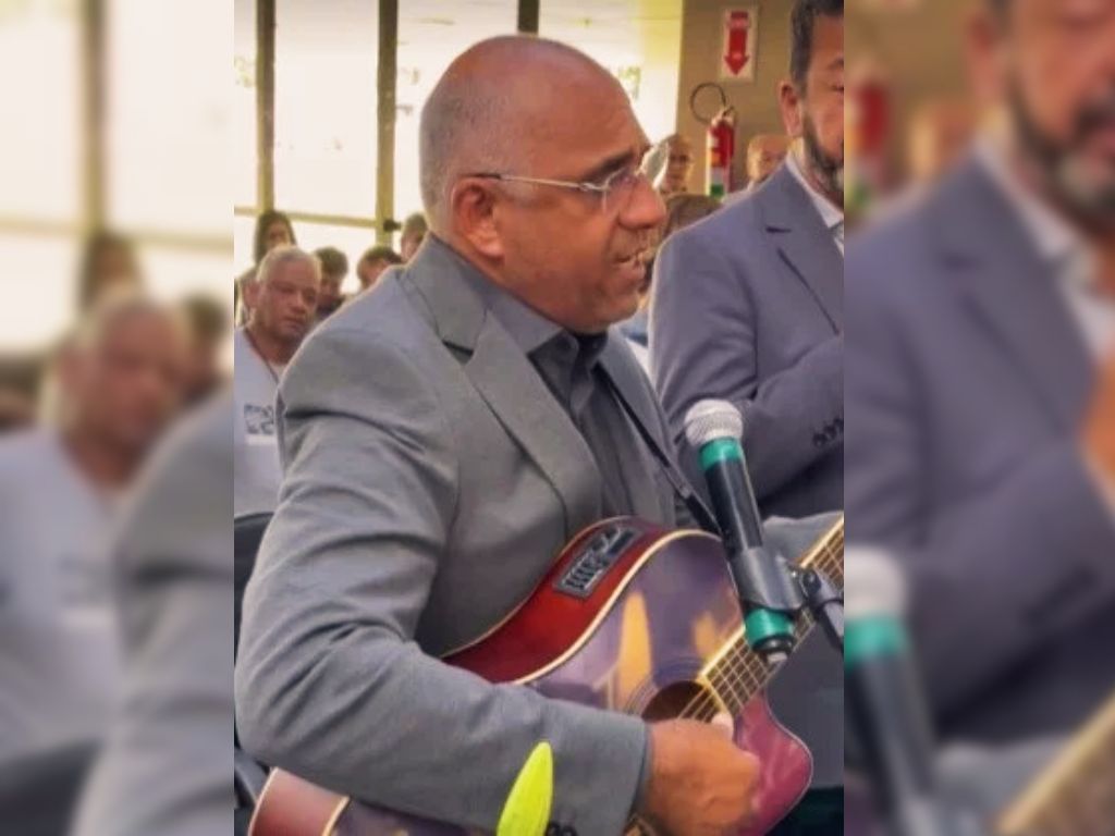 Prefeito Rogério Cruz tocou violão em homenagem a Dona Iris, durante despedida em velório | Foto: Reprodução/Instagram