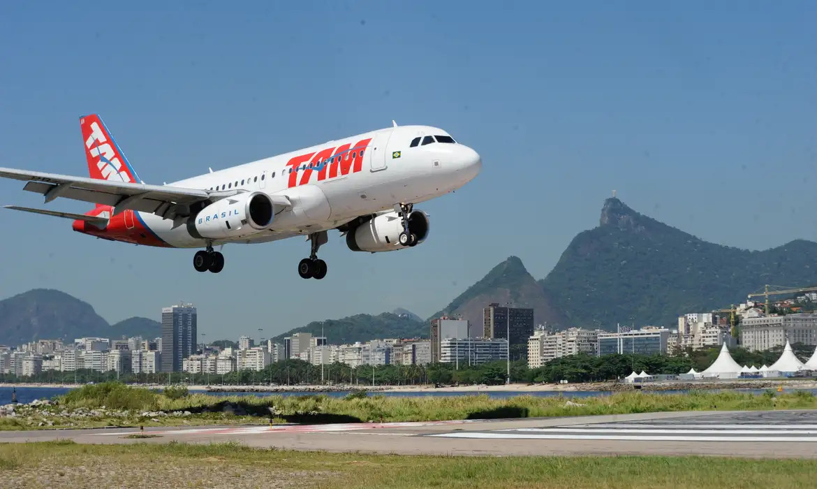 Estudantes e aposentados poderão viajar de avião por R$ 200; entenda novo benefício