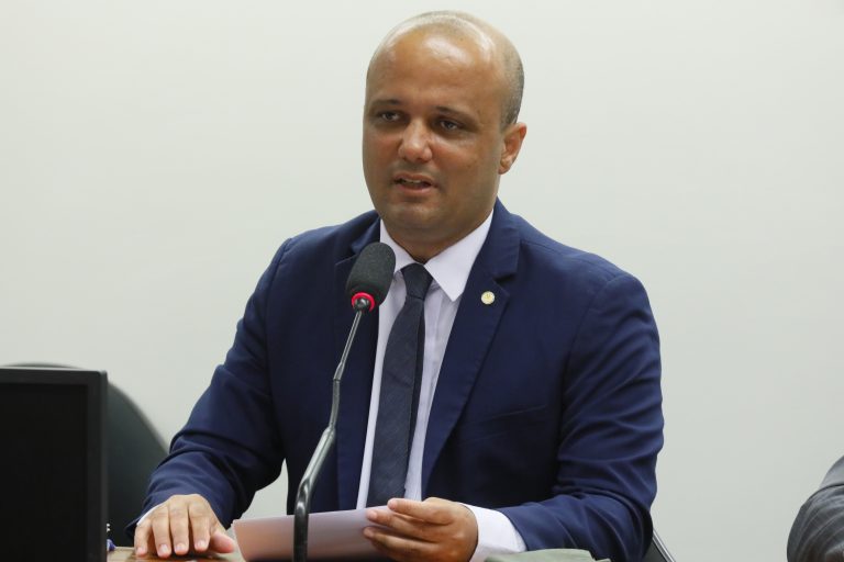 Vitor Hugo tem 2 caminhos; 1 deles depende do grupo de Caiado