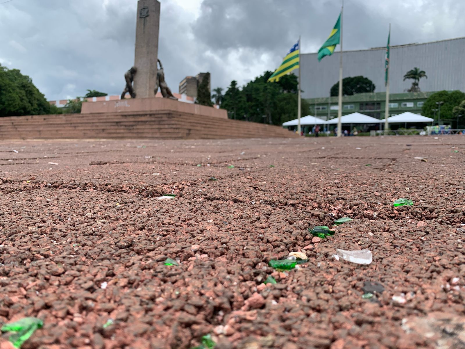 Após Carnaval, chão da Praça Cívica está repleto de cacos de vidro