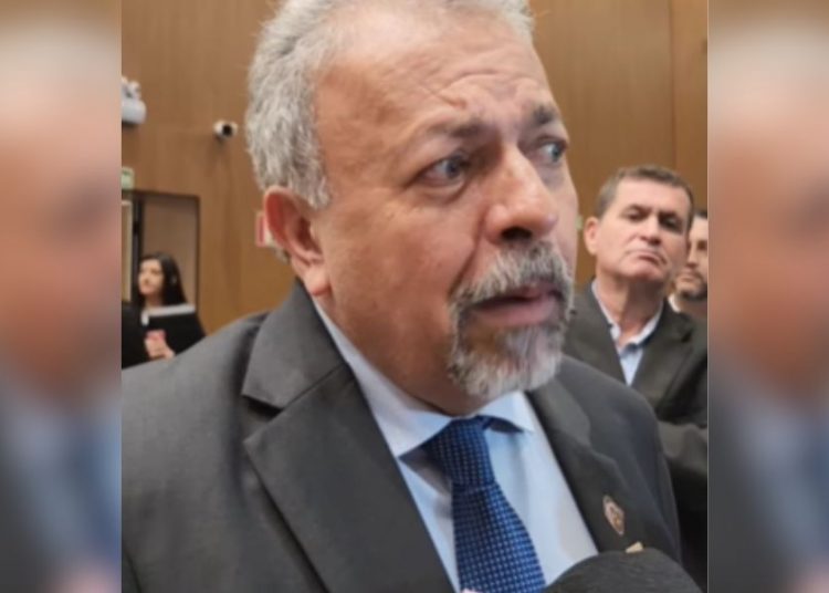Mesmo sem Dino, Elias Vaz mantém vaga no Ministério da Justiça