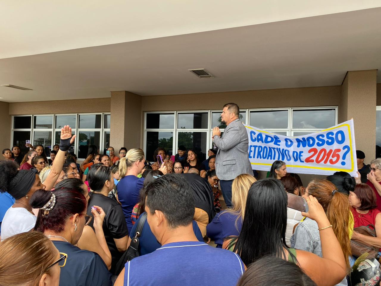 Sem atualização de salários, servidores da Educação param serviços em Cmeis e protestam na prefeitura de AP