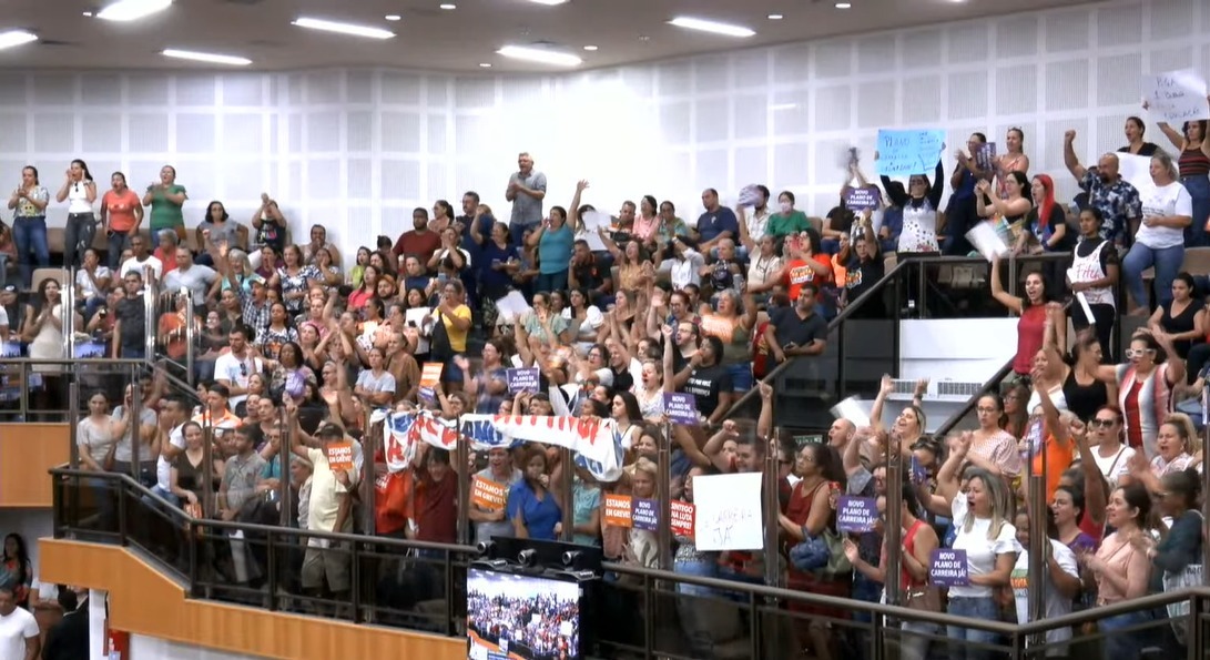 Sessão da Câmara é marcada por galeria lotada em protesto de servidores da Educação