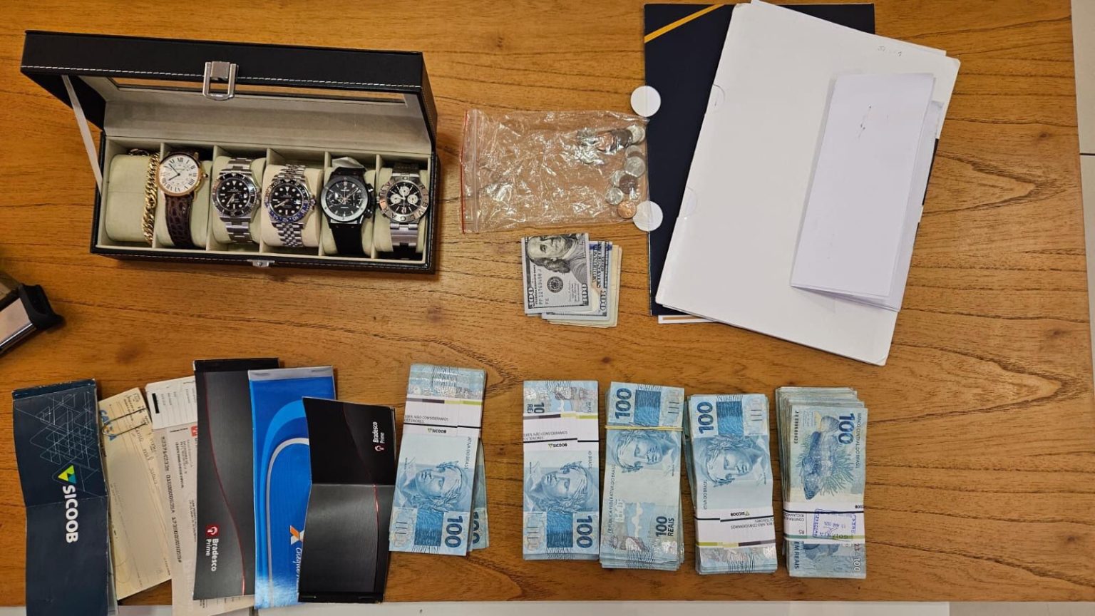 Dinheiro vivo: polícia encontra quase meio milhão em casa de secretário de Goiânia