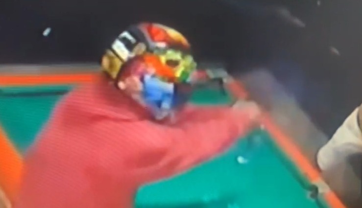 Imagens fortes: Homem de capacete entra em bar e dispara 4 vezes contra jogador de sinuca