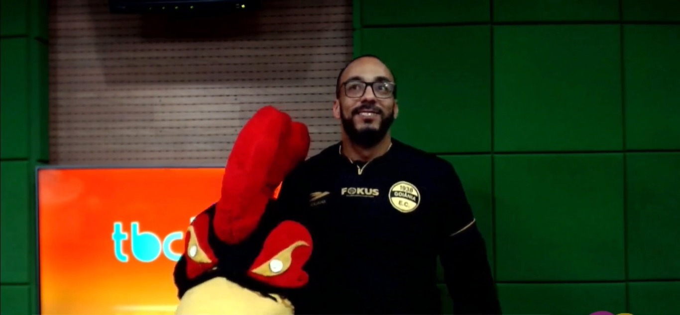 Jornalista que se vestiu de noiva paga nova promessa com fantasia de galo