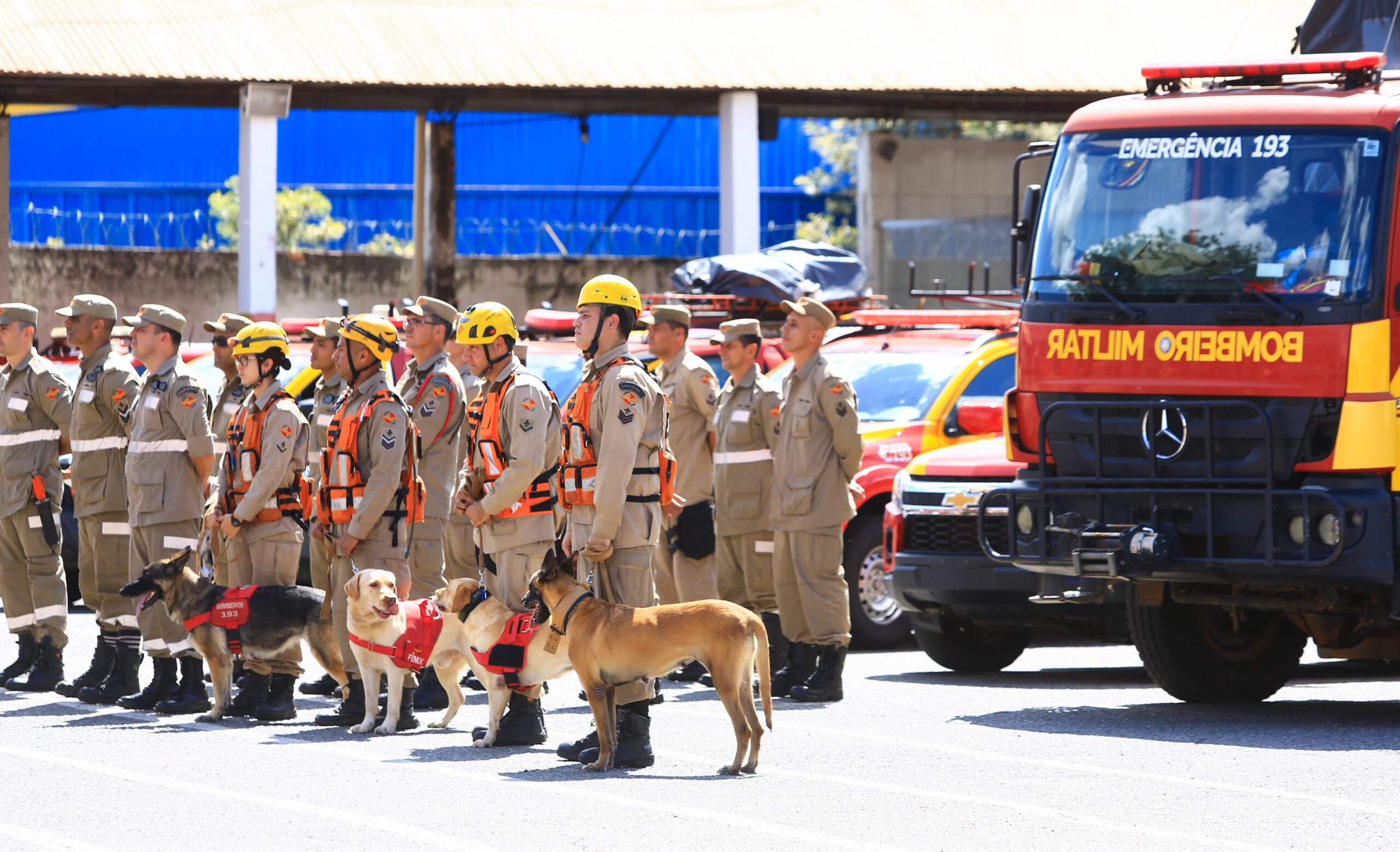 21 bombeiros de Goiás partem para o Rio Grande do Sul em missão de ajuda humanitária após temporais