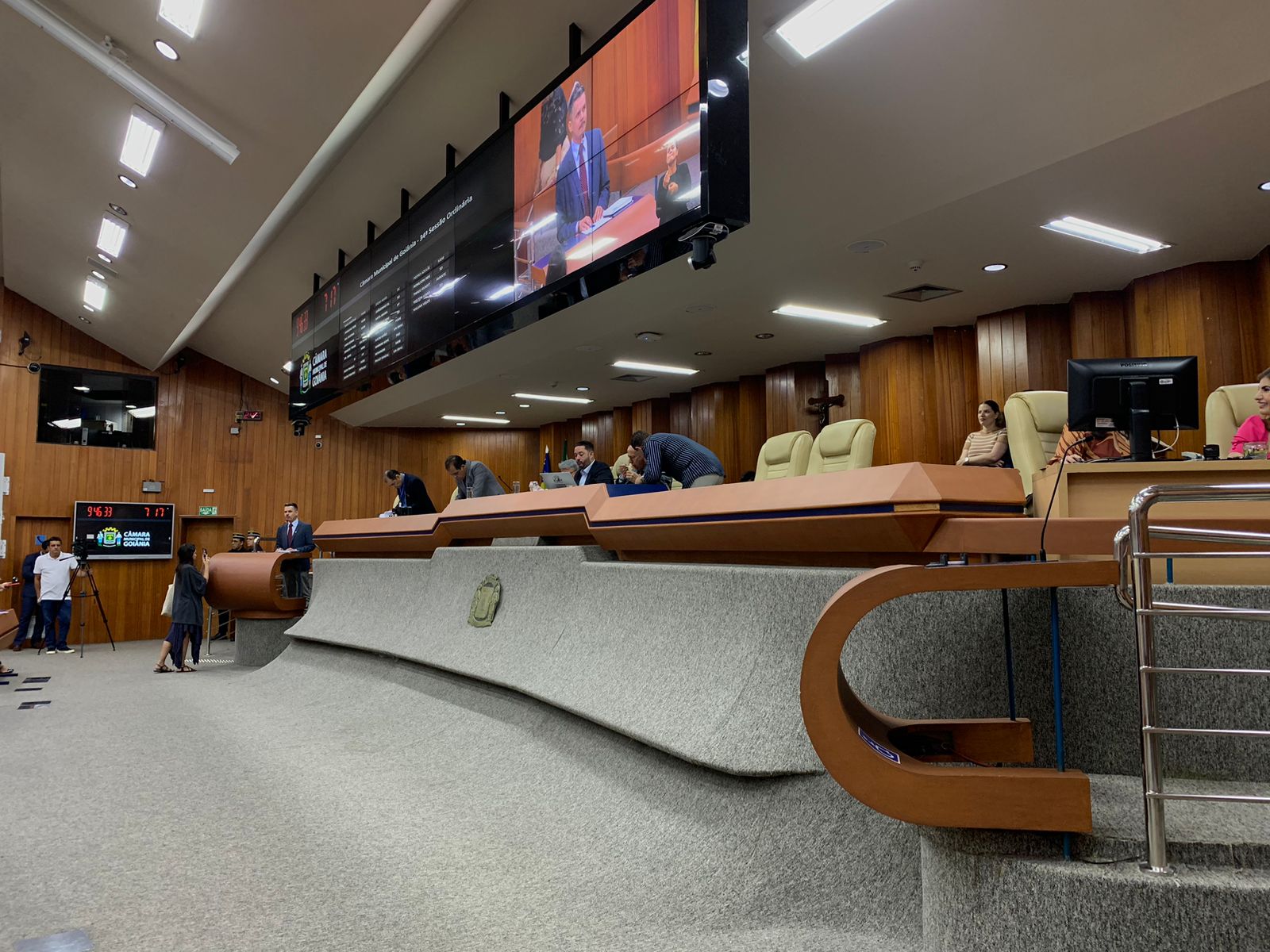 Fabrício Rosa usa mesmo espaço que vereadores da base; ENTENDA história das tribunas da Câmara