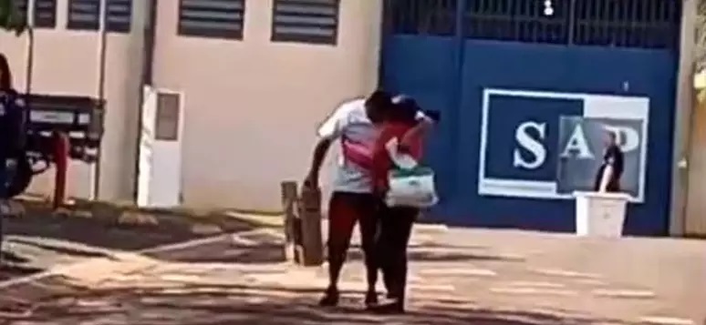 Homem é solto após 12 anos preso e condenado por estupros que não cometeu
