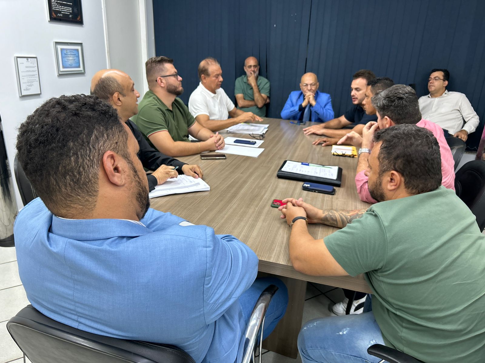Professor Alcides recebe líderes de 7 partidos para alinhamento de pré-campanha