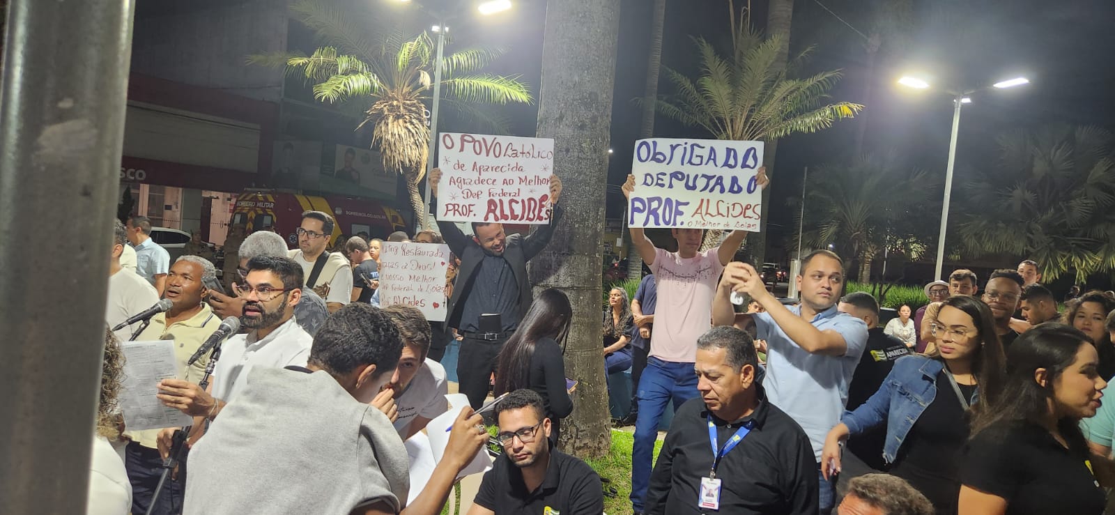 Cartazes em apoio a Professor Alcides foram exibidos em missa | Foto: Carla Coelho