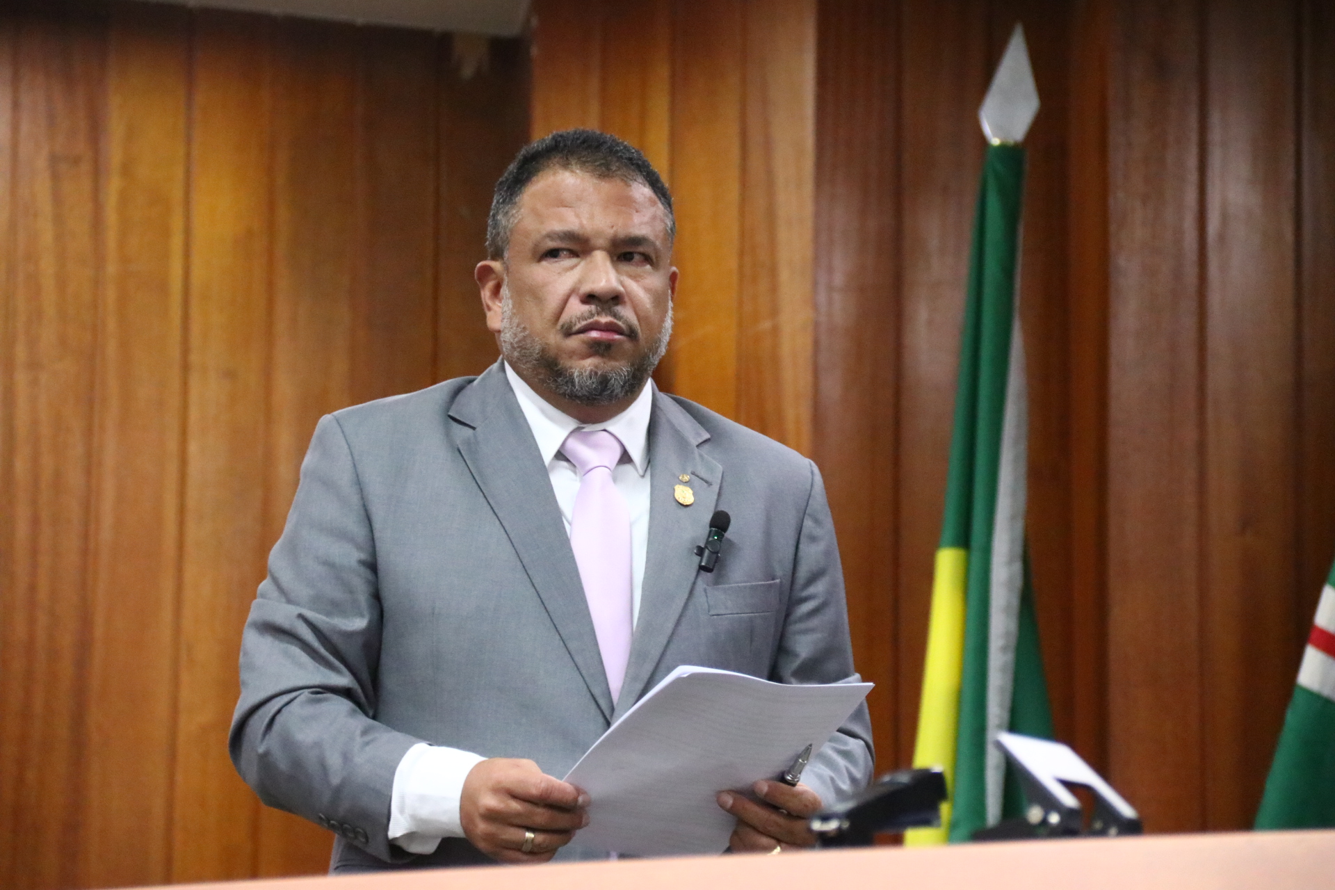 Vereador assume cadeira na Câmara com plenário cheio de policiais penais
