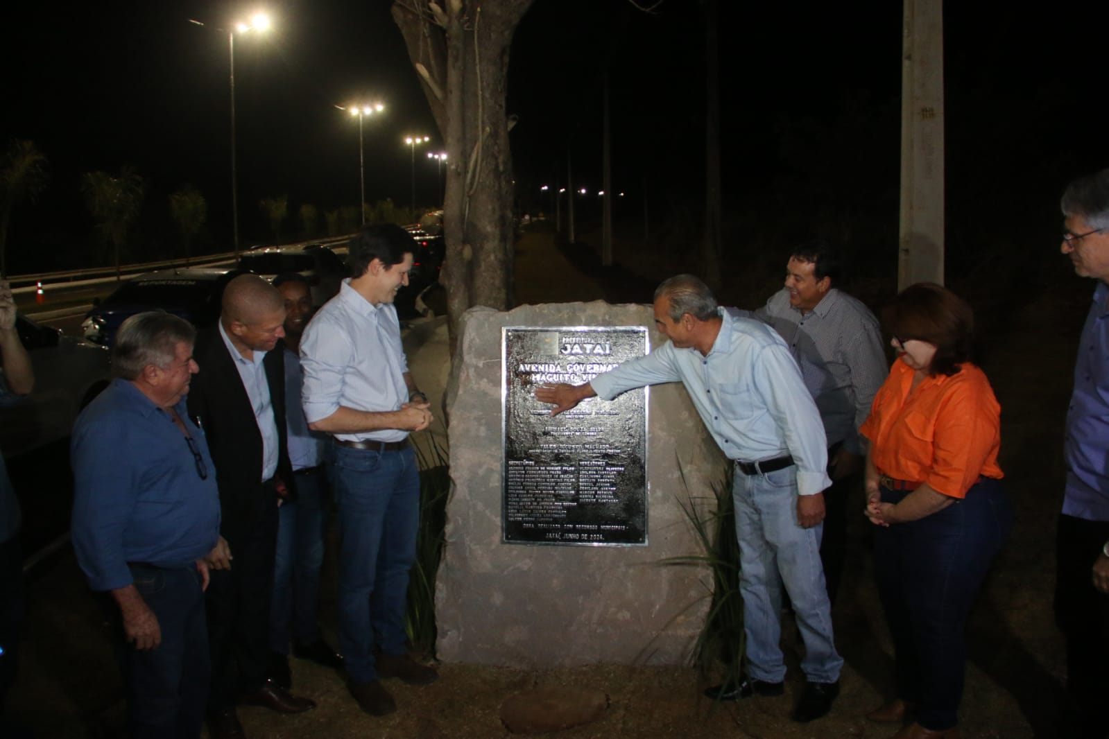 Vice-governador e prefeito de Jataí inauguram via com nome de Maguito