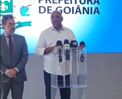 Sem espaço para perguntas de jornalistas, prefeito Rogério anuncia afastamento de secretário