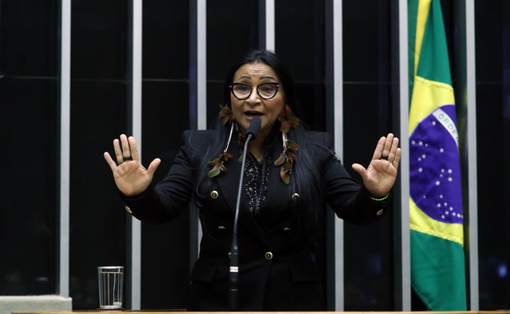 Deputada é cassada por usar recursos de campanha para fazer harmonização facial