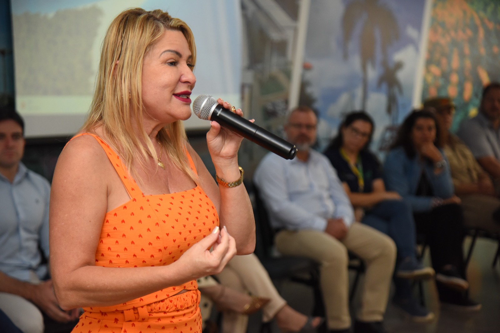 Valéria Pettersen pede exoneração e tenta se viabilizar como vice
