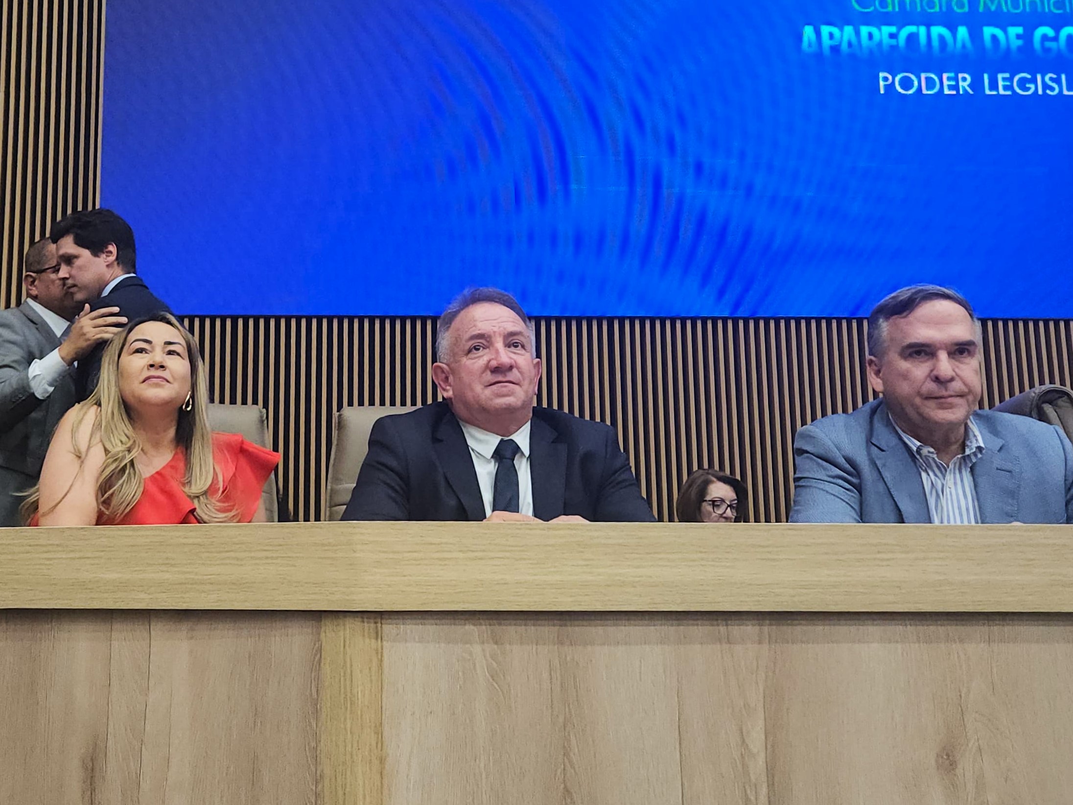 Vilmar Mariano, ao lado da esposa, Sulnara Santana, e de Sandro Mabel | Foto: Folha Z