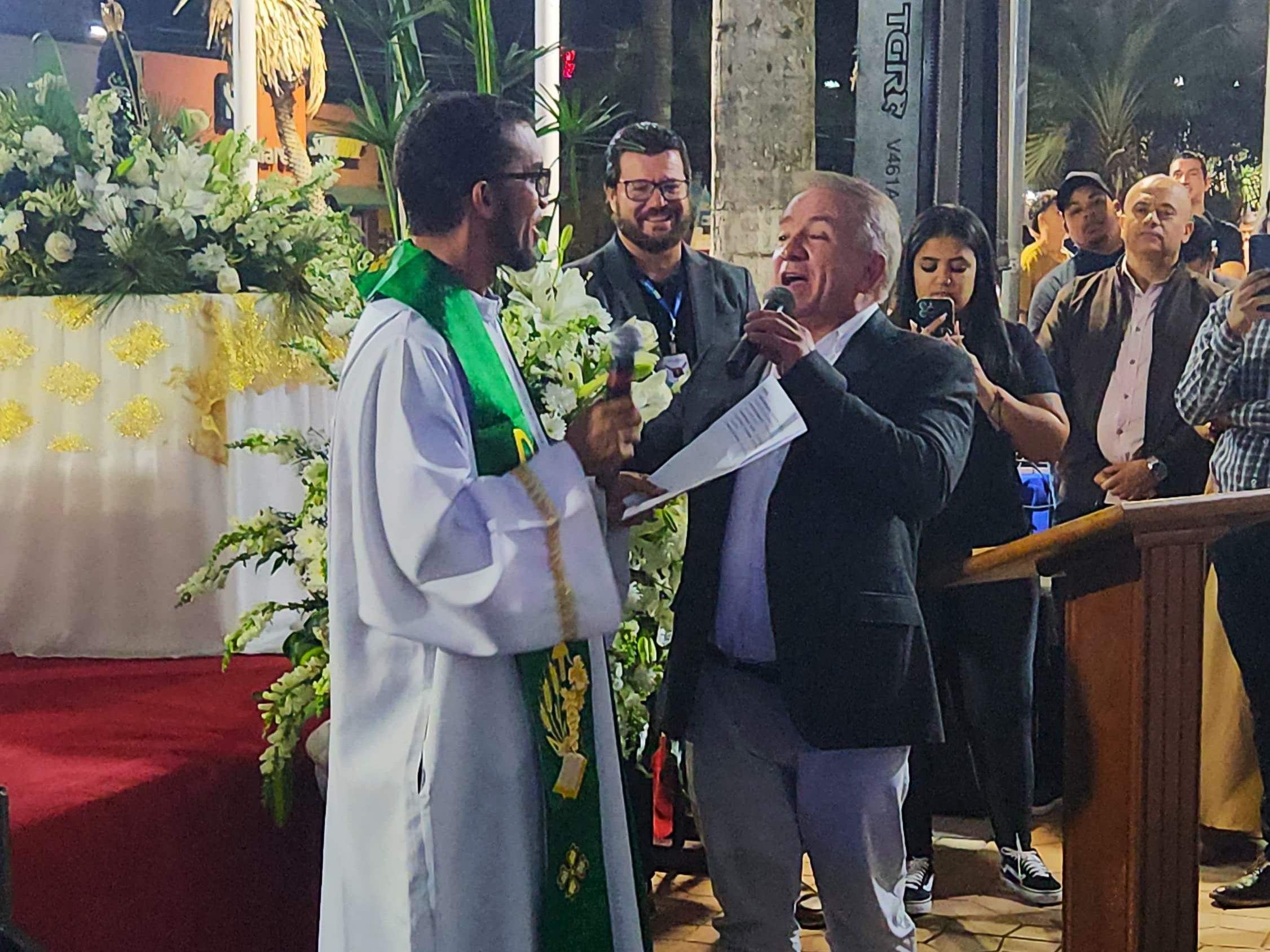 Prefeito Vilmar Mariano discursou em entrega do Santuário Nossa Senhora Aparecida | Foto: Carla Coelho