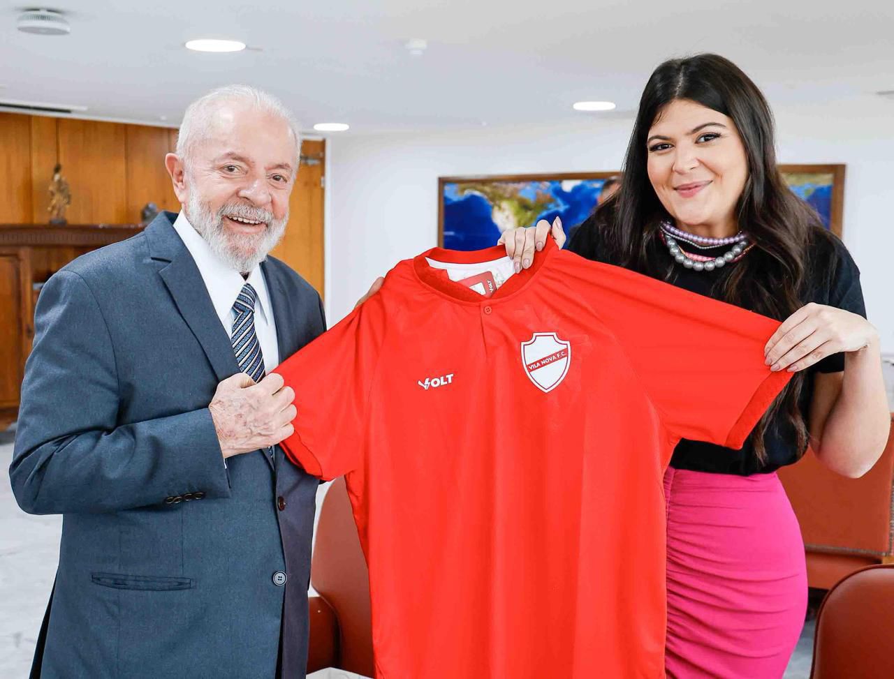 Lula ganha camisa do Vila Nova