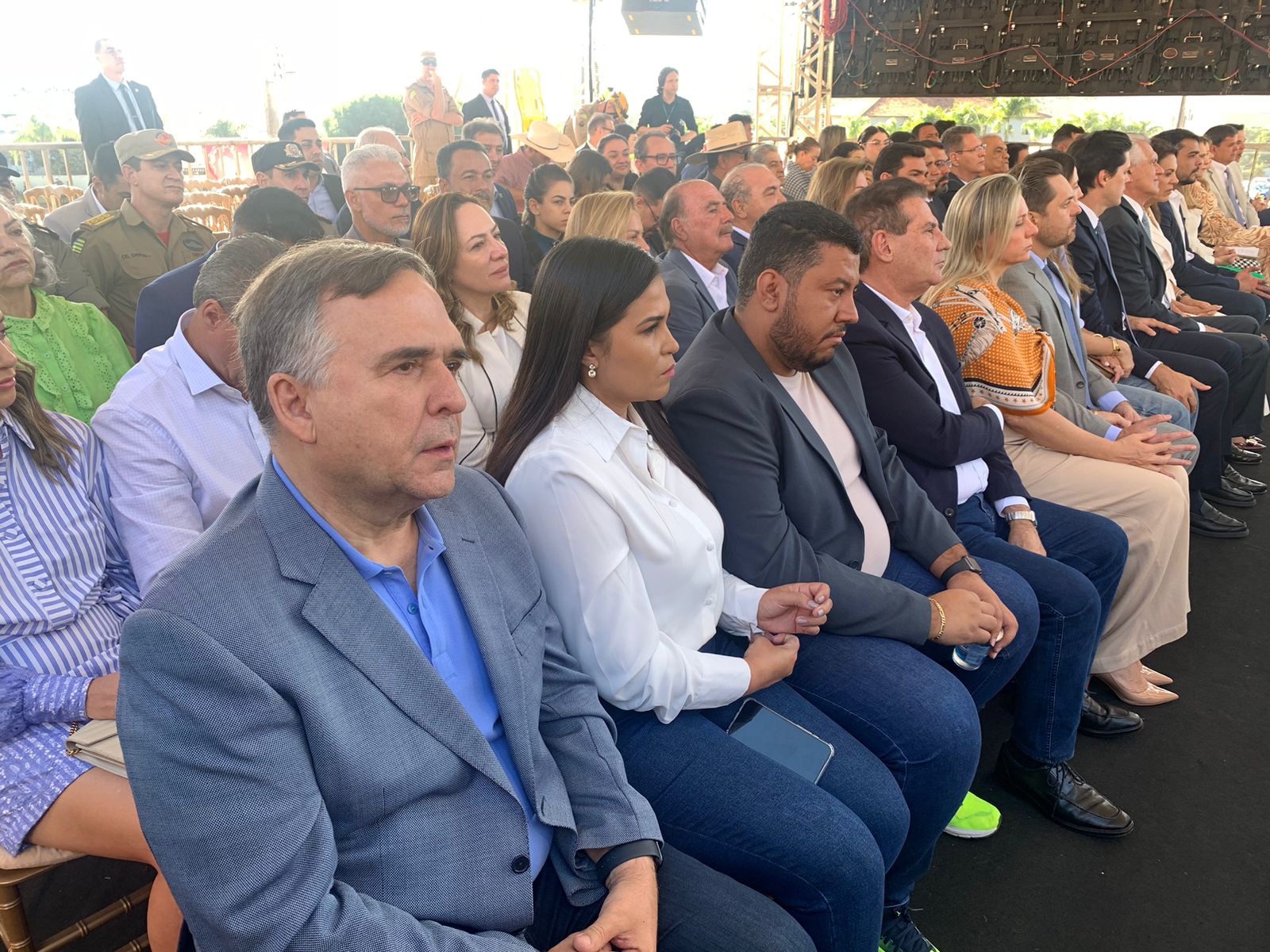 Pré-candidatos se dividem para missas de encerramento da Festa do Divino Pai Eterno; VEJA QUEM marcou presença