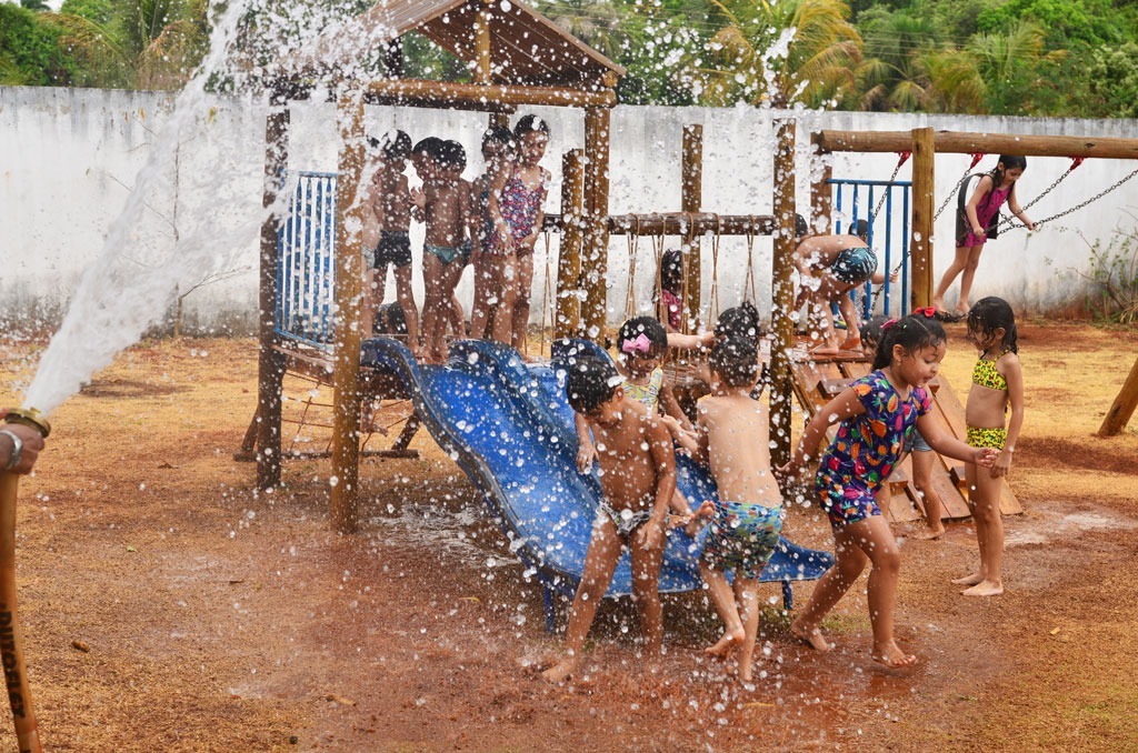 Crianças têm banho de mangueira em CMEI de Aparecida | Foto: Divulgação