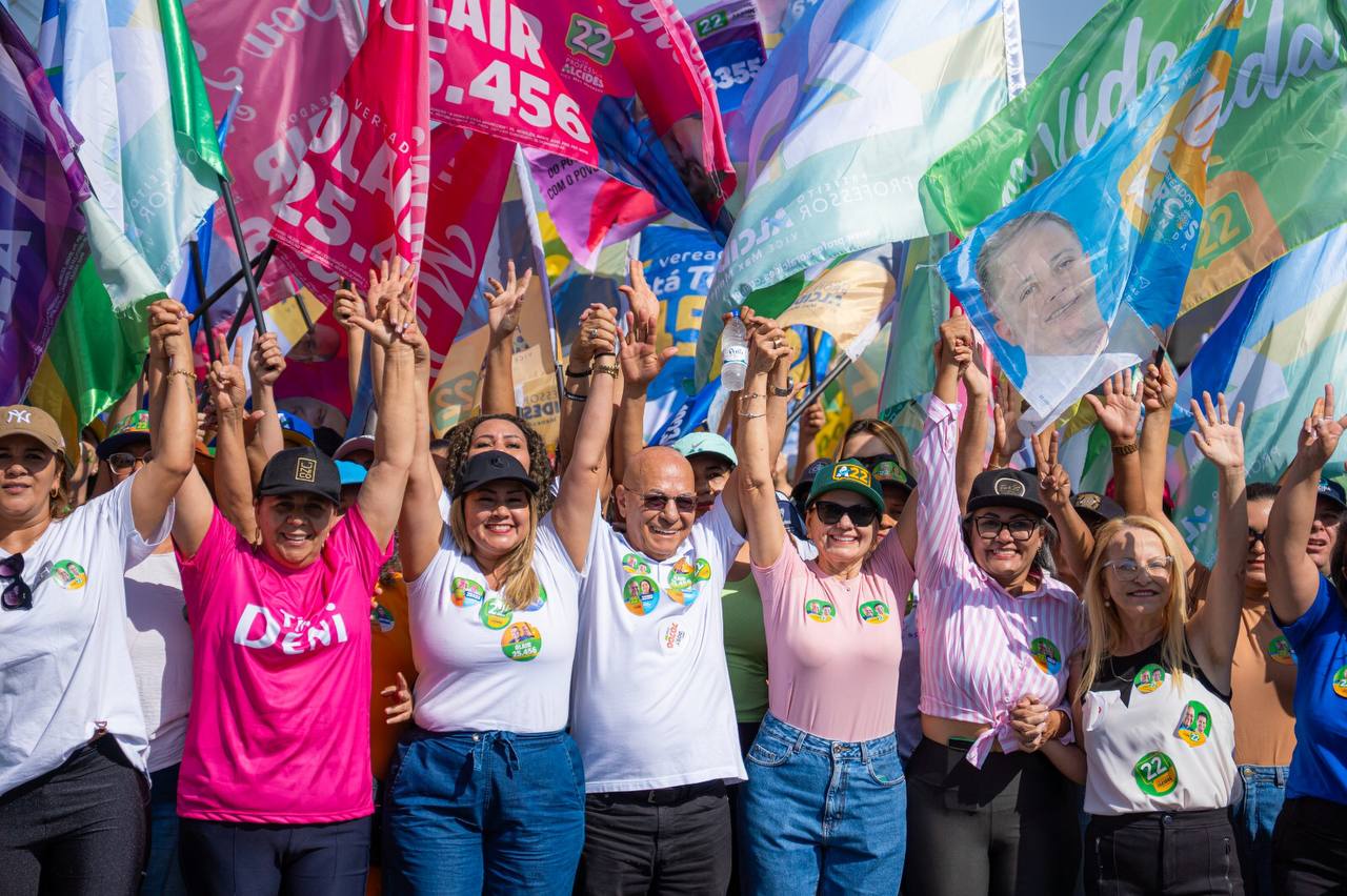 Professor Alcides recebe apoio de mulheres em caminhada nos setores Colina Azul e Serra Dourada | Foto: Júnior Gomes